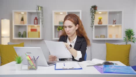 Mujer-Trabajadora-De-Oficina-En-Casa-Examinando,-Analizando-Documentos.